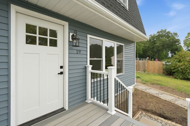 19 Linwood Dr, Wilbraham, MA 01095