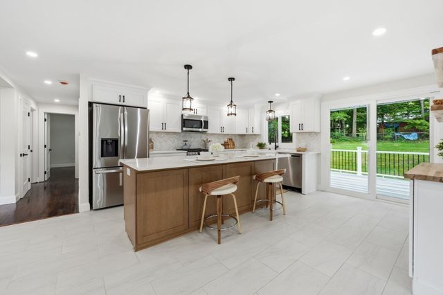 19 Linwood Dr, Wilbraham, MA 01095