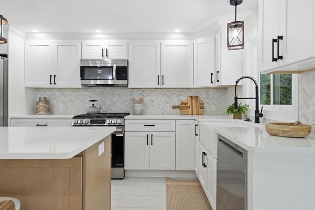 19 Linwood Dr, Wilbraham, MA 01095