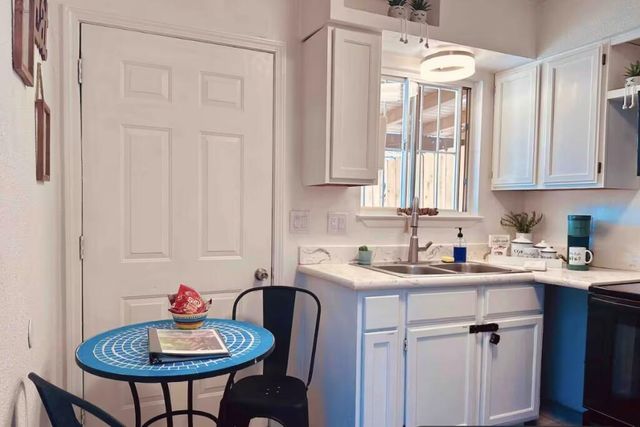 516 Arno Street NE, Albuquerque, NM 87102