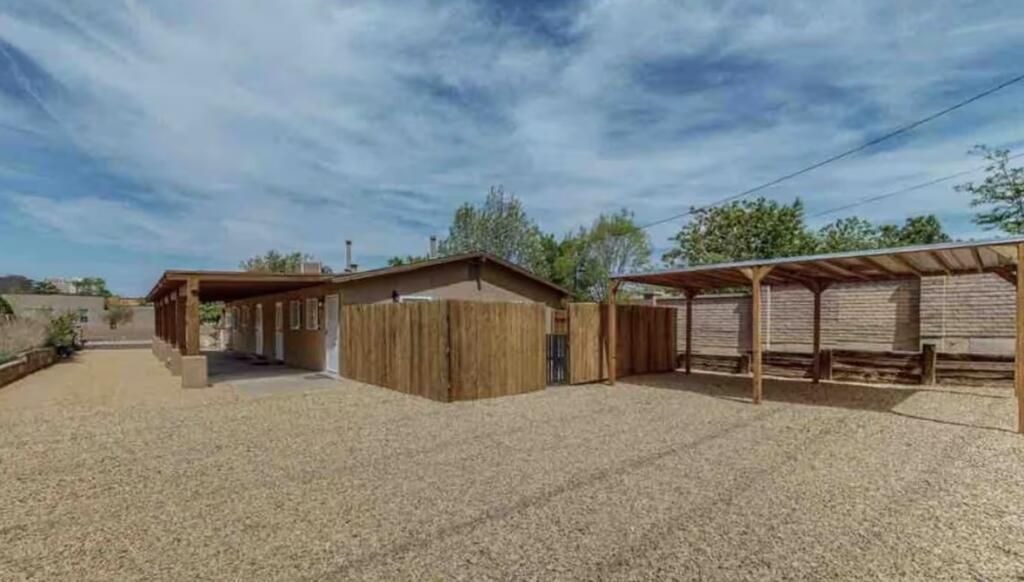 Image 3 of property listing at 516 Arno Street NE, Albuquerque, NM 87102