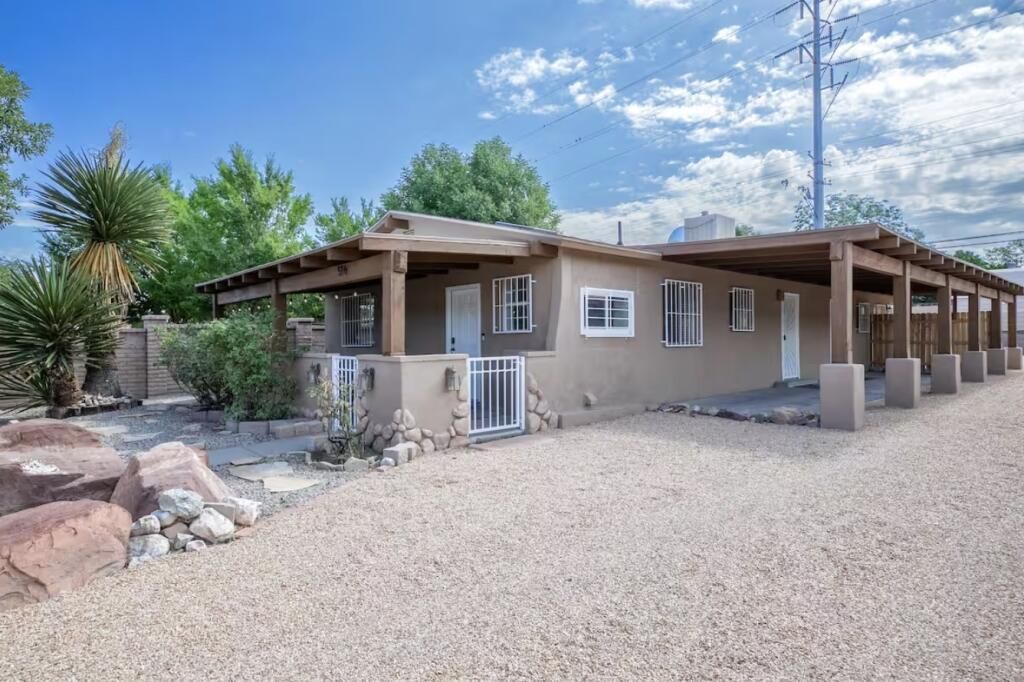 Image 6 of property listing at 516 Arno Street NE, Albuquerque, NM 87102