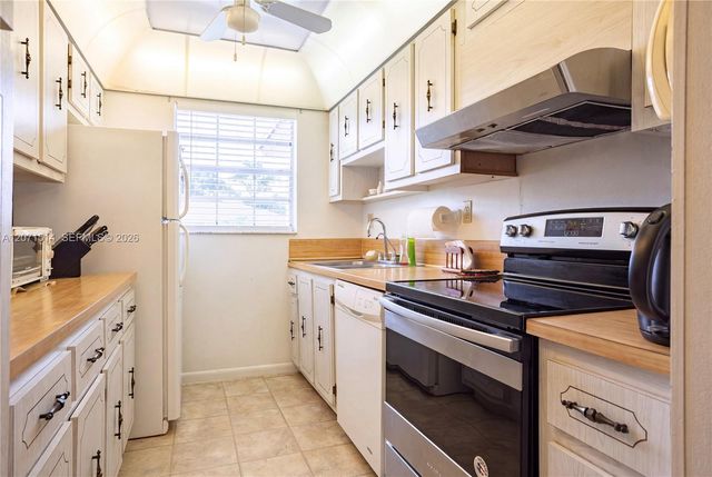 4675 NW 3rd Court B, Delray Beach, FL 33445