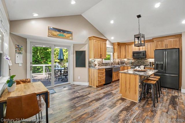 13275 Old Oaks Drive, Fenton, MI 48430