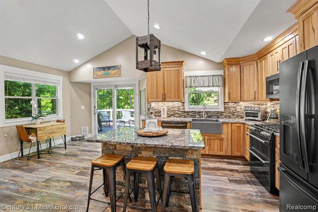 13275 Old Oaks Drive, Fenton, MI 48430