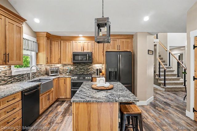 13275 Old Oaks Drive, Fenton, MI 48430
