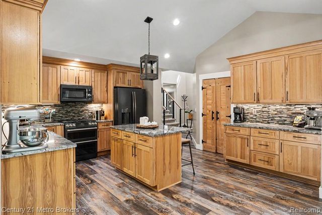 13275 Old Oaks Drive, Fenton, MI 48430
