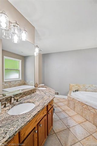 13275 Old Oaks Drive, Fenton, MI 48430