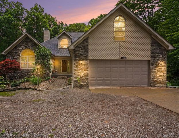 13275 Old Oaks Drive, Fenton, MI 48430