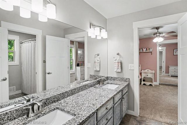 13275 Old Oaks Drive, Fenton, MI 48430