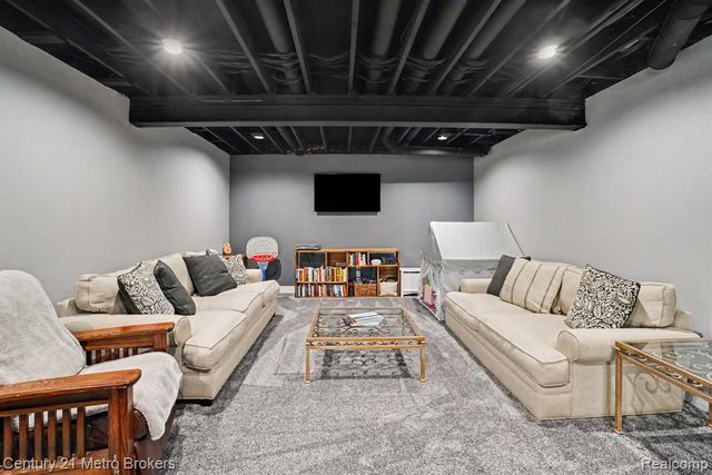 13275 Old Oaks Drive, Fenton, MI 48430