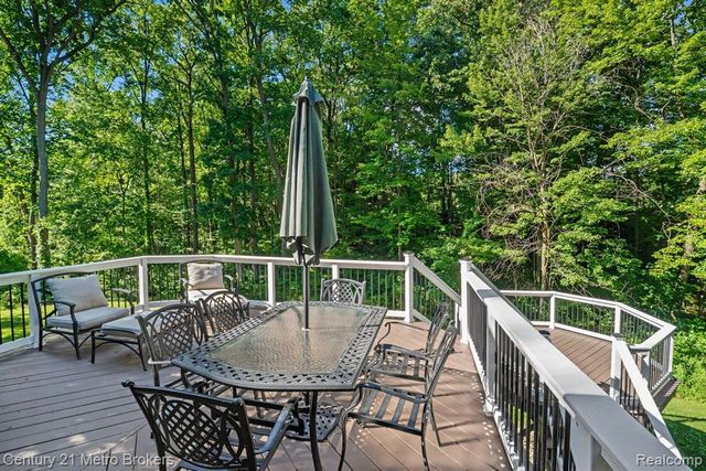 13275 Old Oaks Drive, Fenton, MI 48430