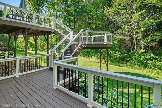 13275 Old Oaks Drive, Fenton, MI 48430