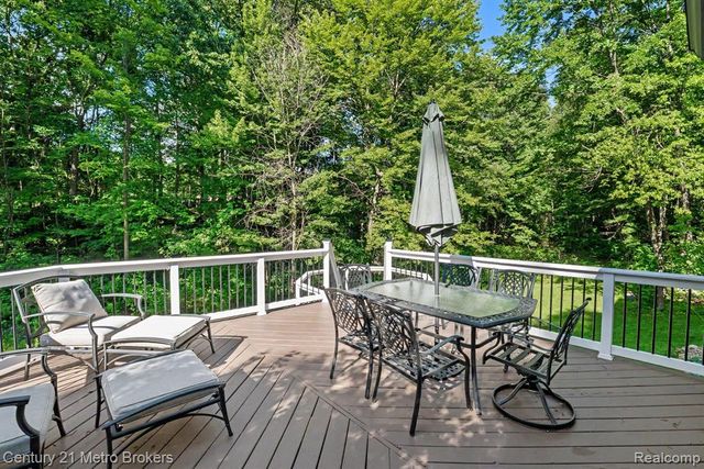 13275 Old Oaks Drive, Fenton, MI 48430