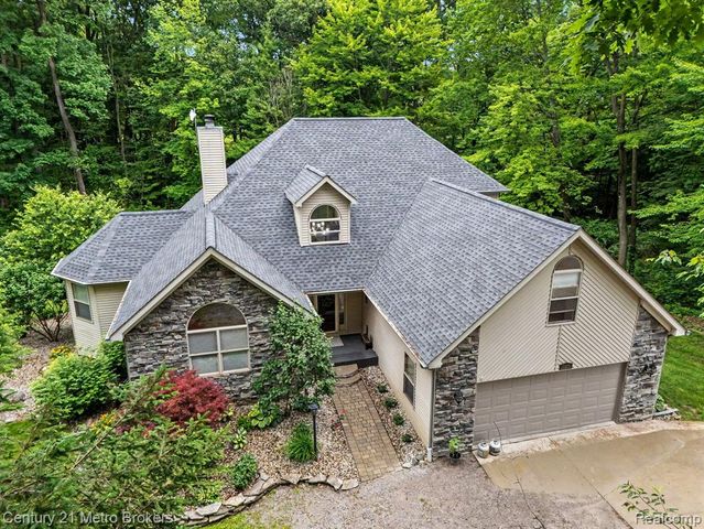 13275 Old Oaks Drive, Fenton, MI 48430