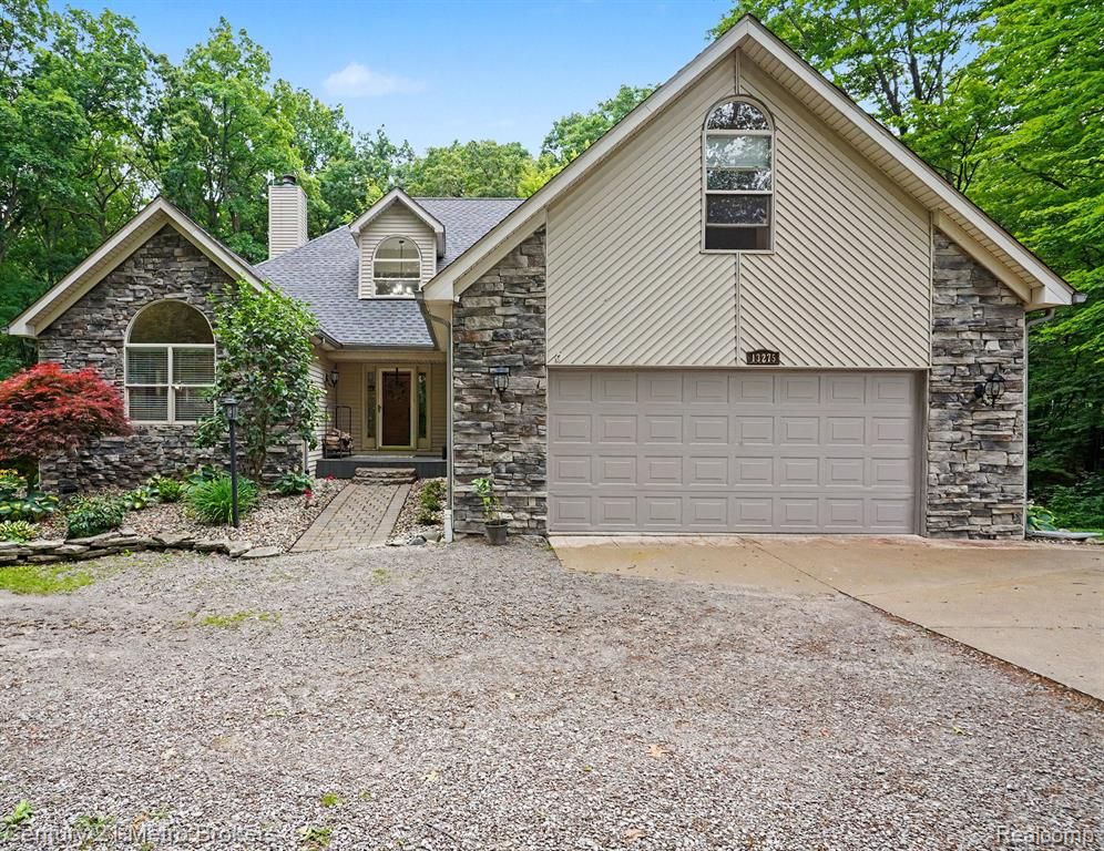 13275 Old Oaks Drive, Fenton, MI 48430