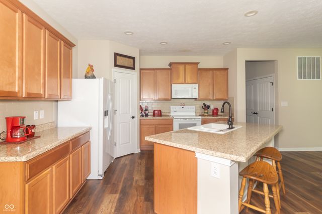 1992 S Sugar Gum Trail, Greenfield, IN 46140