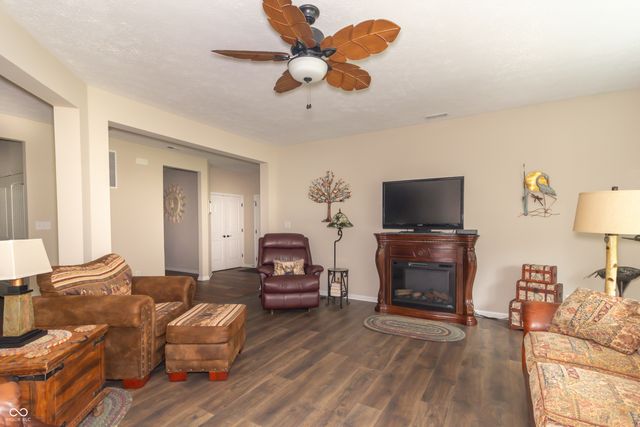 1992 S Sugar Gum Trail, Greenfield, IN 46140