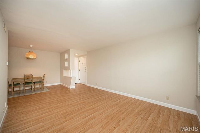 1 Delcrest Court 203, University City, MO 63124