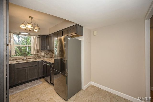 1 Delcrest Court 203, University City, MO 63124