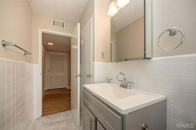 1 Delcrest Court 203, University City, MO 63124
