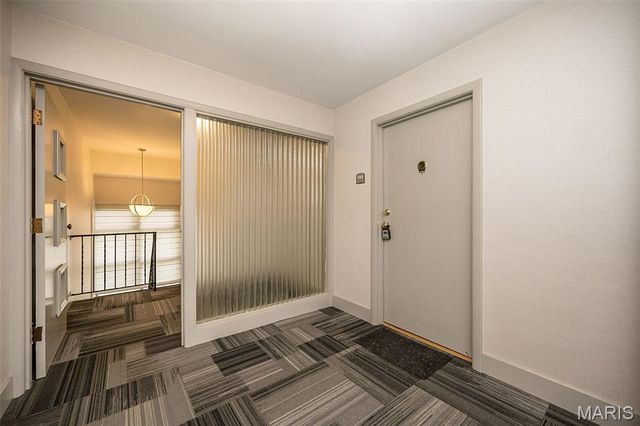 1 Delcrest Court 203, University City, MO 63124