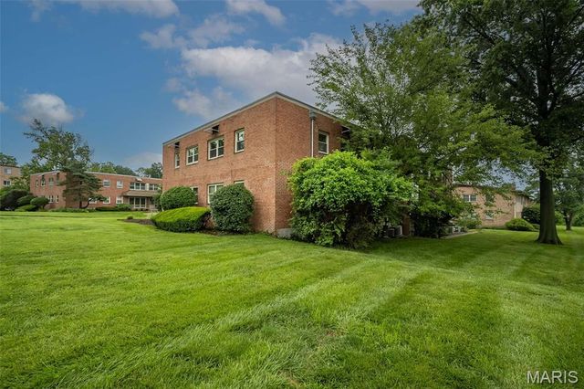 1 Delcrest Court 203, University City, MO 63124
