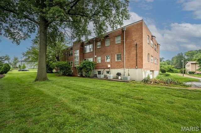 1 Delcrest Court 203, University City, MO 63124