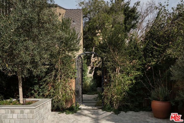 2027 Laughlin Park Drive, Los Angeles, CA 90027