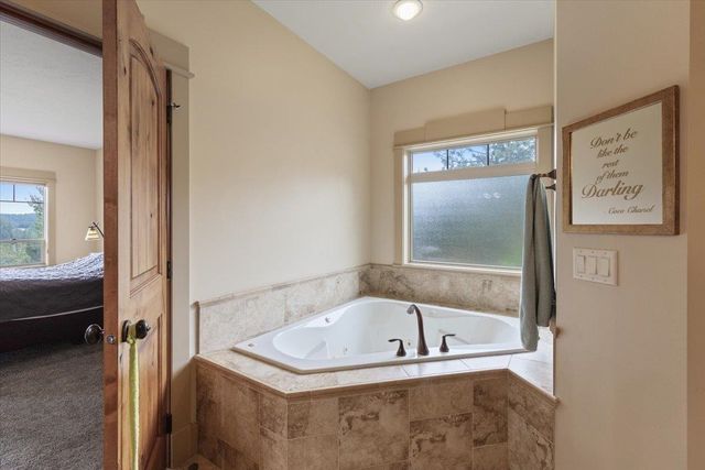 11812 S FAIRWAY RIDGE Ln, Spokane, WA 99224