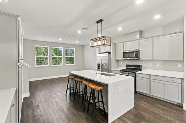 24217 2nd St, Hayward, CA 94541
