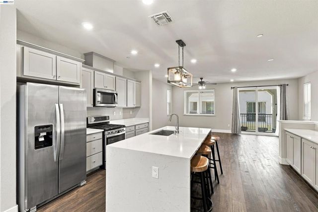 24217 2nd St, Hayward, CA 94541