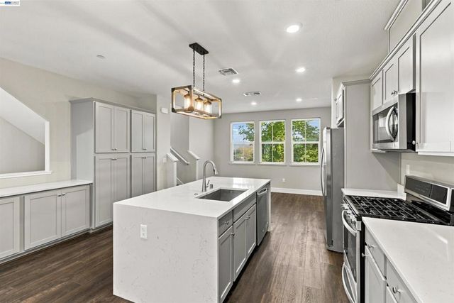 24217 2nd St, Hayward, CA 94541