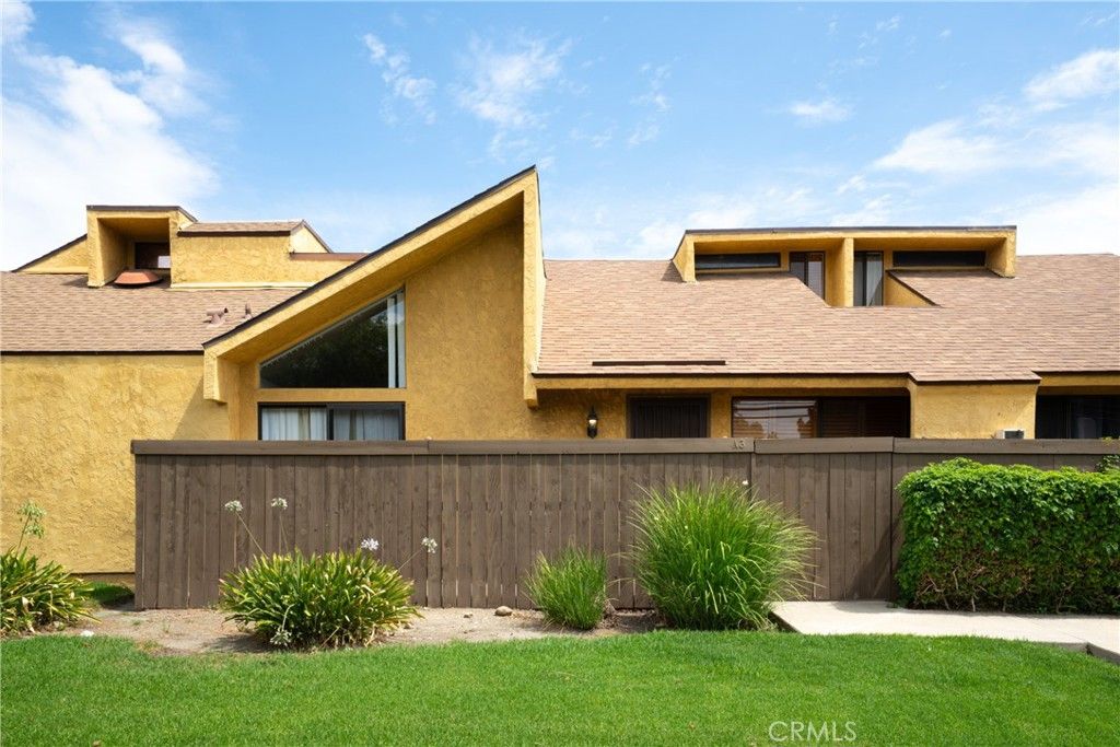 Image 1 of property listing at 435 W 9th A3, Upland, CA 91786