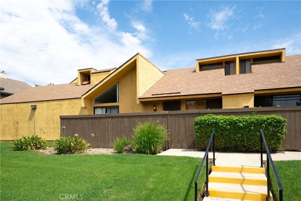 Image 3 of property listing at 435 W 9th A3, Upland, CA 91786