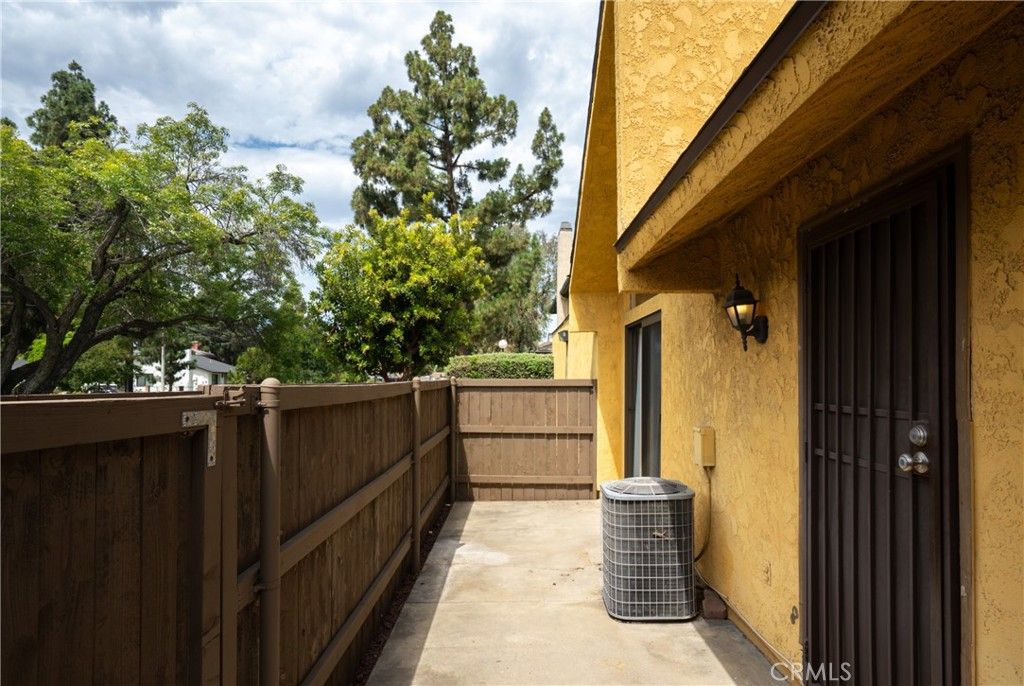 Image 5 of property listing at 435 W 9th A3, Upland, CA 91786