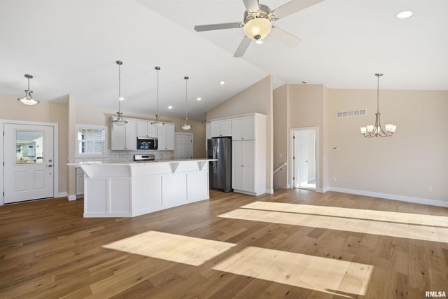 1304 W HILLCREST Drive, Chillicothe, IL 61523