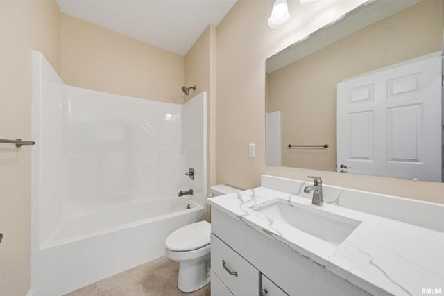 1304 W HILLCREST Drive, Chillicothe, IL 61523