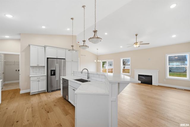 1304 W HILLCREST Drive, Chillicothe, IL 61523