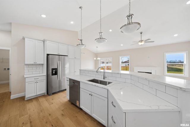 1304 W HILLCREST Drive, Chillicothe, IL 61523