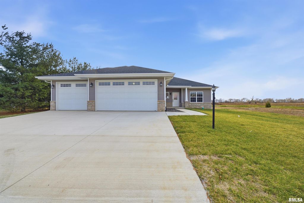 1304 W HILLCREST Drive, Chillicothe, IL 61523
