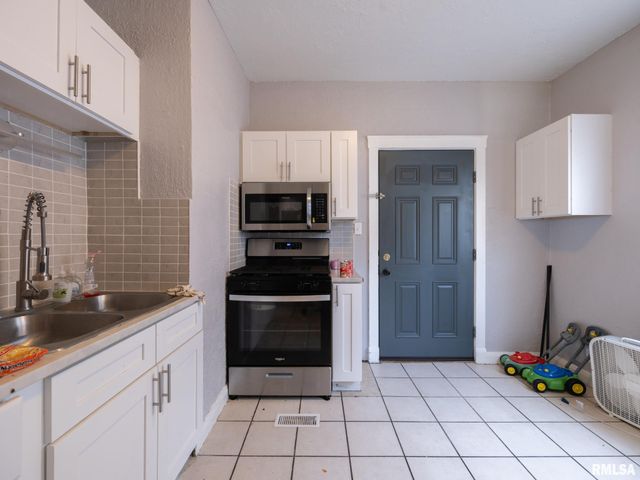 1808 W BRADLEY Avenue, Peoria, IL 61606