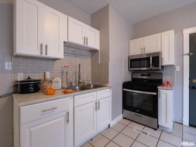 1808 W BRADLEY Avenue, Peoria, IL 61606