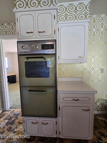 1733 knoxville Hwy, Wartburg, TN 37887