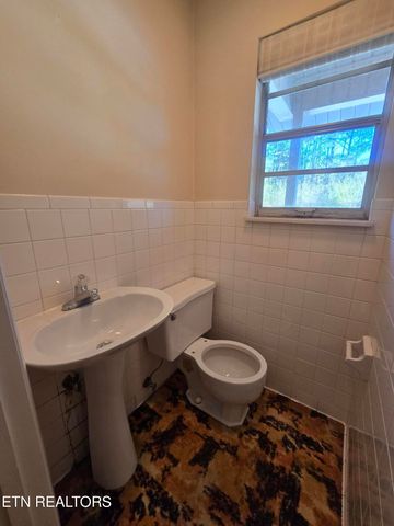 1733 knoxville Hwy, Wartburg, TN 37887