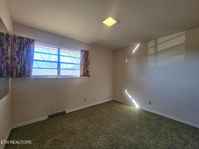 1733 knoxville Hwy, Wartburg, TN 37887