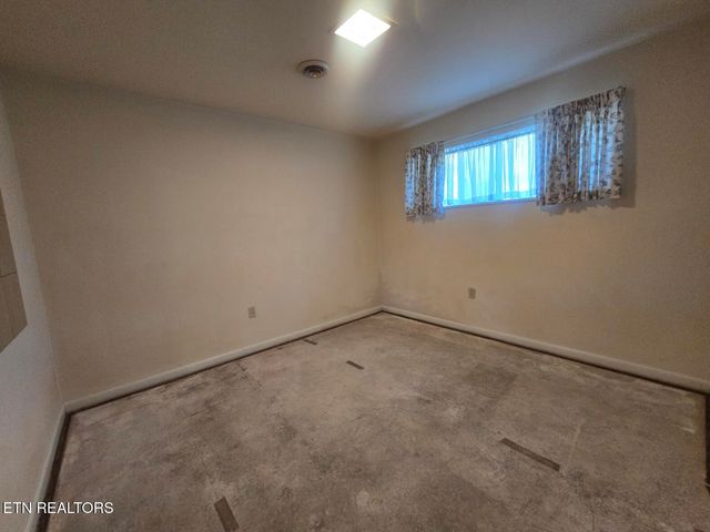 1733 knoxville Hwy, Wartburg, TN 37887