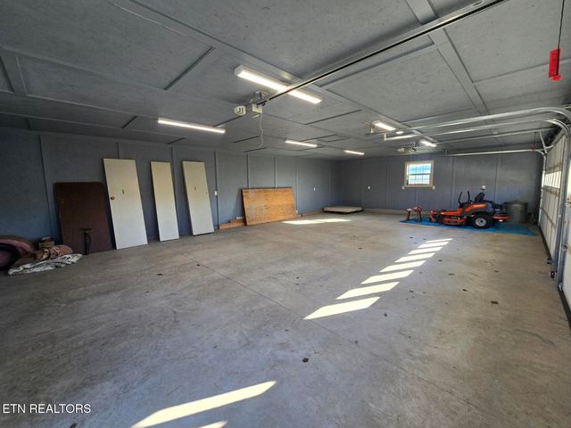 1733 knoxville Hwy, Wartburg, TN 37887