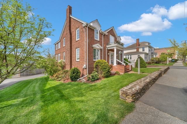 8 Chestnut St, Andover, MA 01810