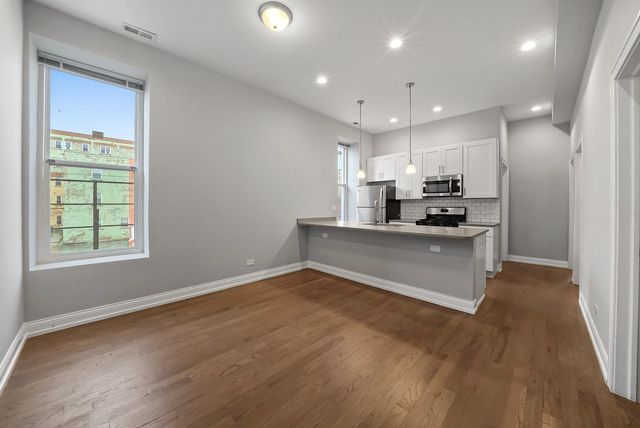 1946 S Racine Avenue 2R, Chicago, IL 60608